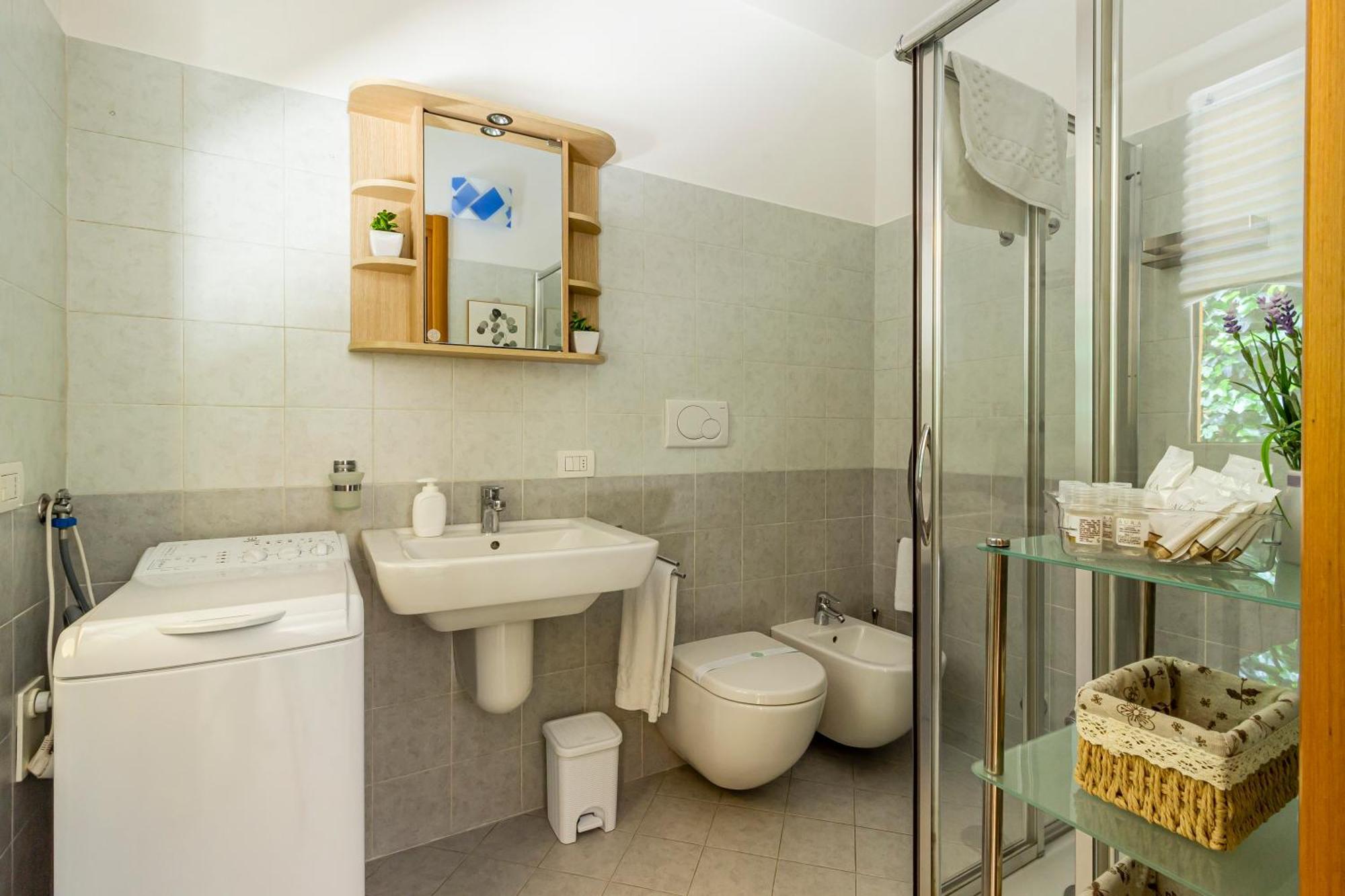 Private Garden & Garage - Self Check-In & Remote Access Apartamento Como Exterior foto