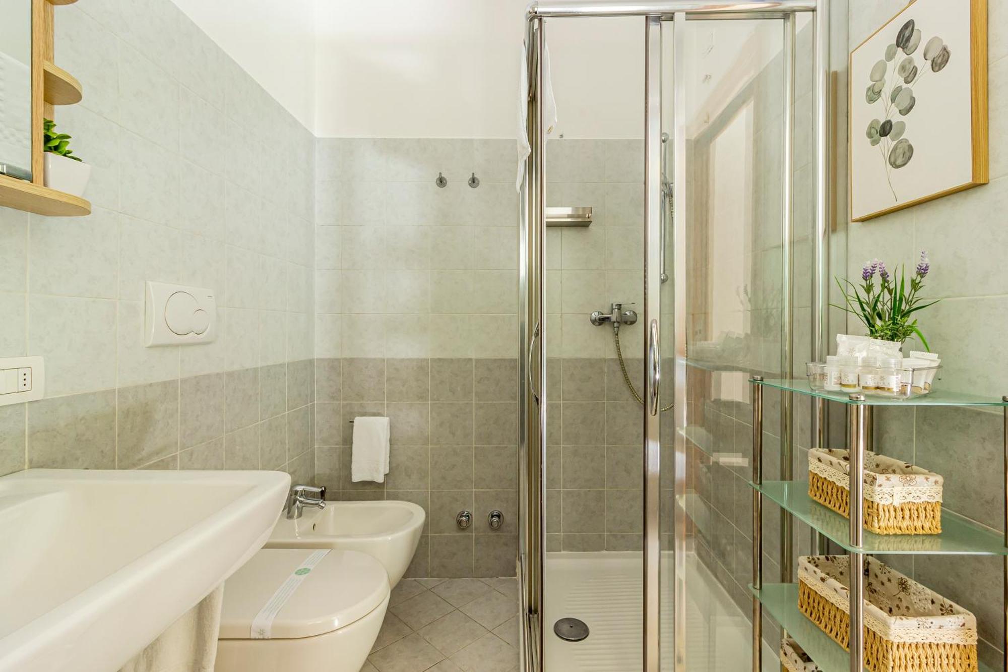 Private Garden & Garage - Self Check-In & Remote Access Apartamento Como Exterior foto
