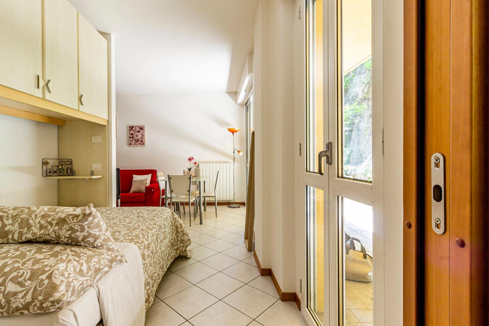 Private Garden & Garage - Self Check-In & Remote Access Apartamento Como Exterior foto